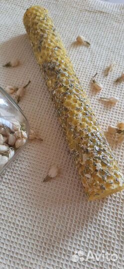 Свеча с душицей и цветками жасмина