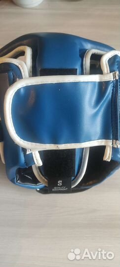 Шлем и боксерские перчатки