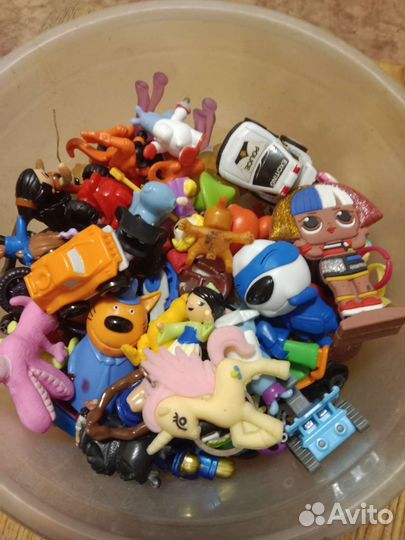 Коробка с киндер игрушками и скрепышами