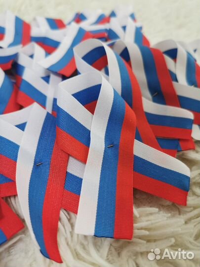 Флаг России на булавке