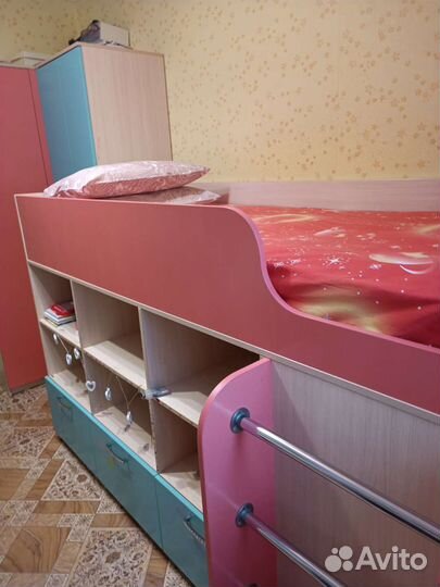 Детская кроватка+ полки + шкаф