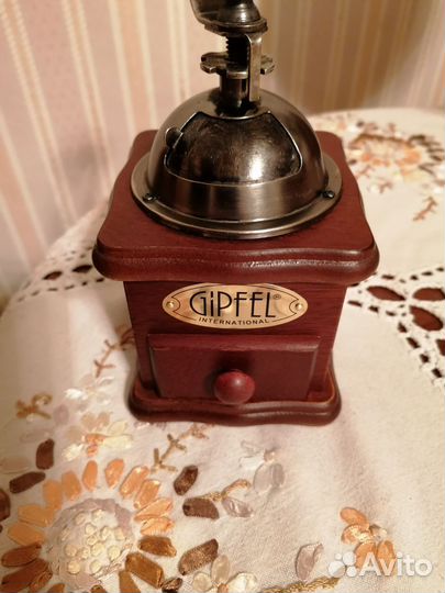 Кофемолка ручная деревянная