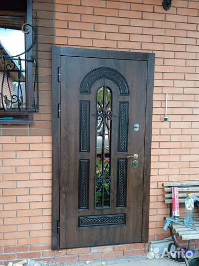 Дверь для дома со стеклом и ковкой