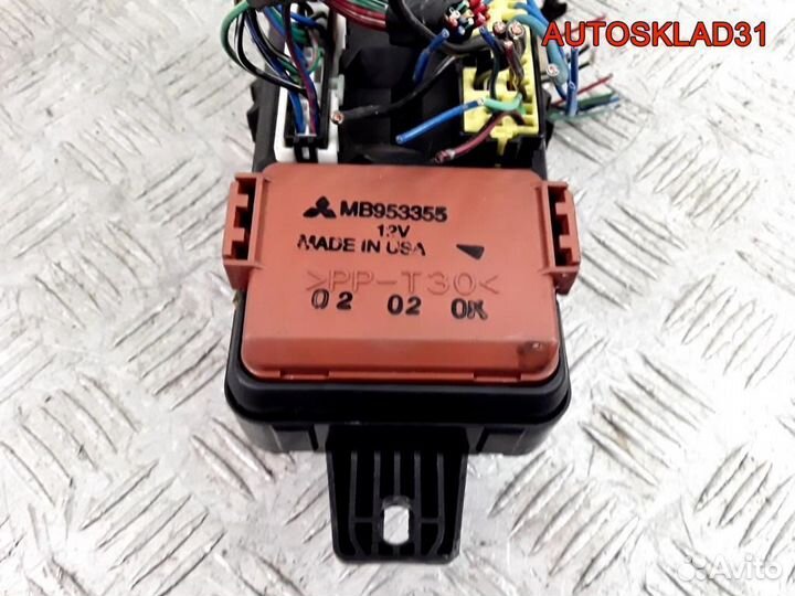 Блок предохранителей Mitsubishi Carisma MR318826