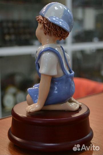 Фарфоровая музыкальная статуэтка мальчик С собакой