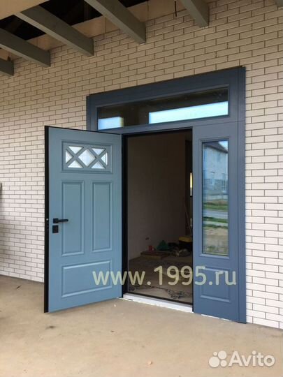 Парадная дверь входная в дом