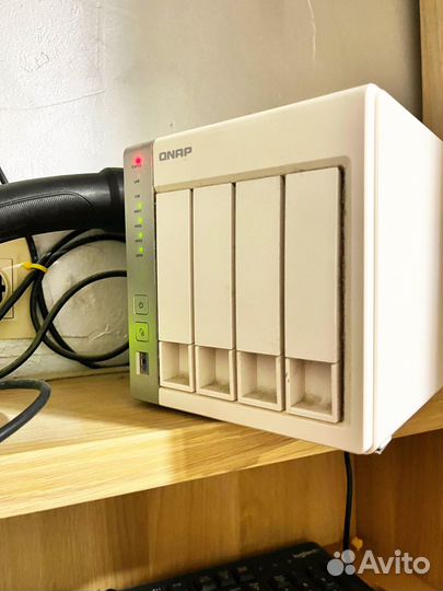Сетевое хранилище qnap D4 белый