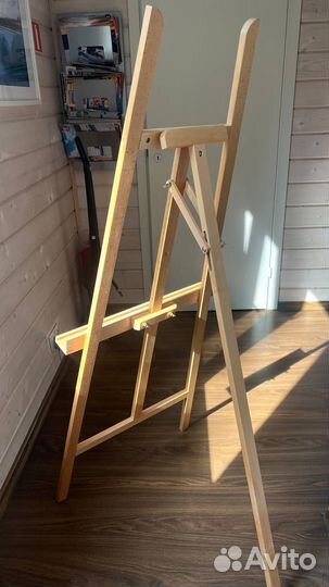 Мольберт с красивой фурнитурой в идеале