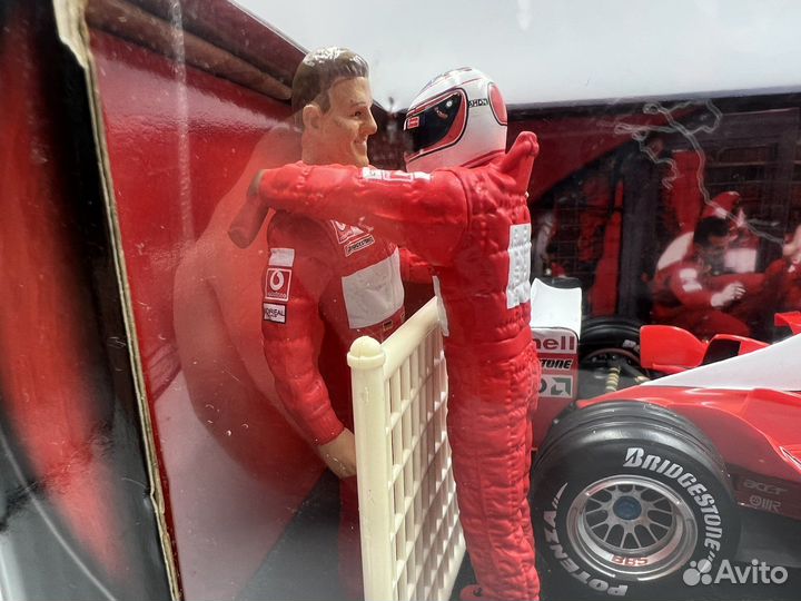 Диорама 1:18 Hot Wheels Shcumacher Ferrari 2003