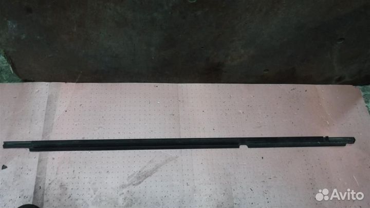 Накладка стекла заднего левого Toyota Avensis II