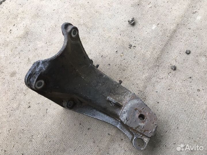 Кронштейн двигателя правый Фольксваген пассат б4