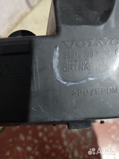 Кронштейн накладки порога правый Volvo XC60 2