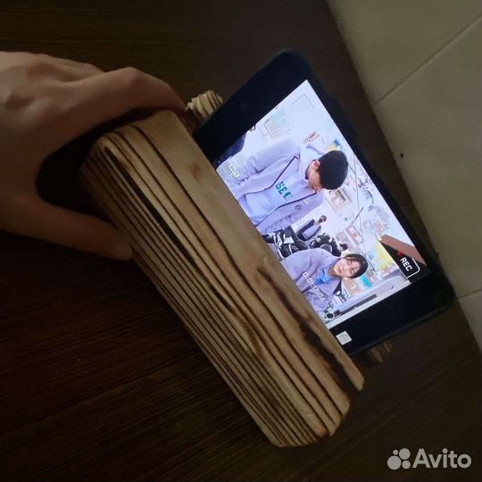 Подставка для телефона из дерева