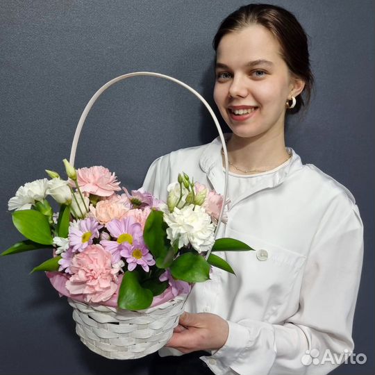 Весенняя композиция из цветов в корзинке. 46-10-00