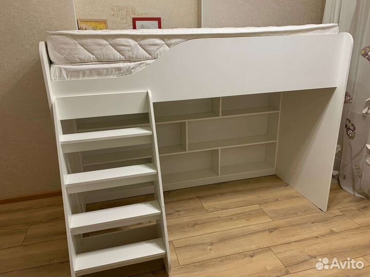 Готовая детская: кровать-чердак,стол, шкаф