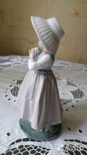 Lladro.Фарфоровая статуэтка,Девочка с букетом