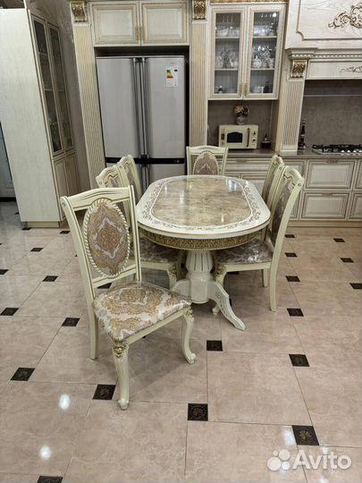 Стул / В наличии стулья