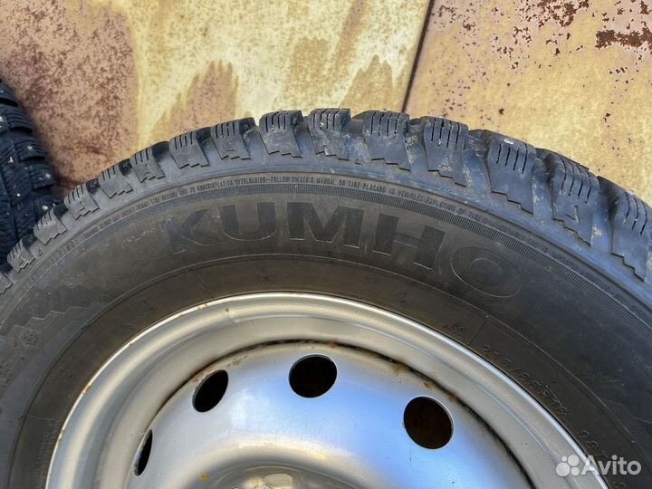 Комплект зимней резины на дисках на Ниву