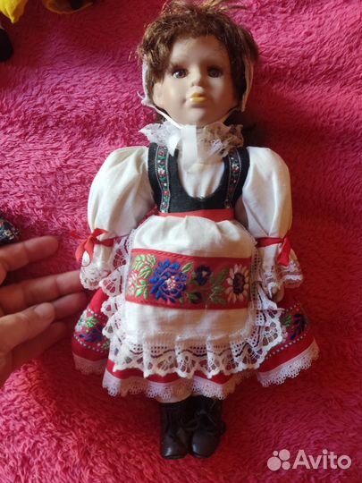 Кукла фарфоровая