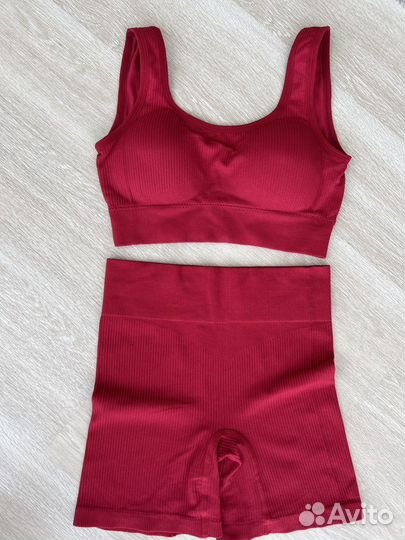 Спортивный бесшовный костюм