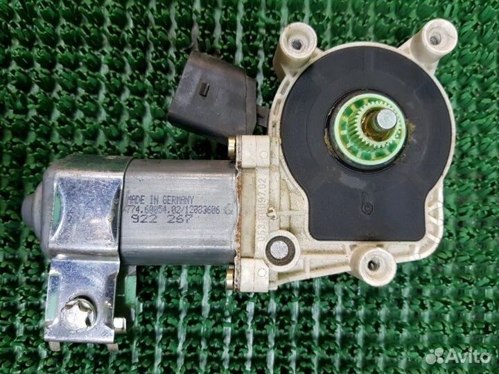 Моторчик стеклоподъемника передний левый Bmw