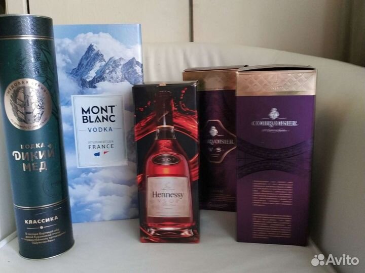 Пустые бутылки с коробками