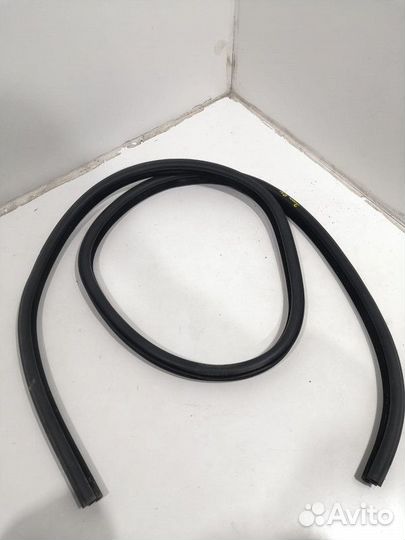 Уплотнитель двери задней правой Jaguar F-Pace 2020