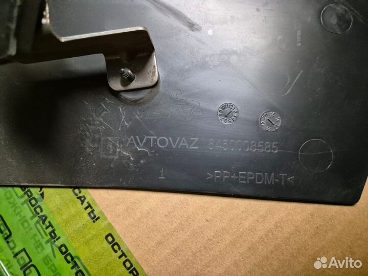 Накладка уентральной консоли левая