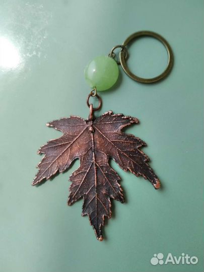 Брелок для сумки из листика клёна гальваника