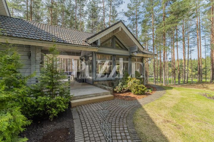 Дом 566,5 м² на участке 87 сот.