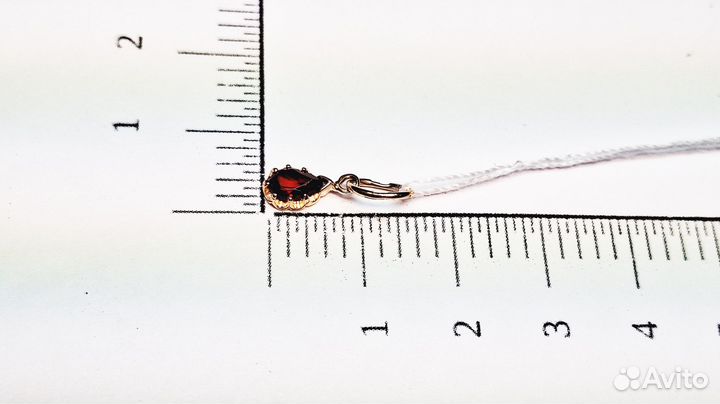 Золотая подвеска с камнем