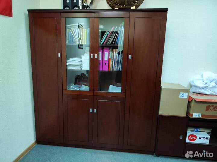 Офисный шкаф для документов из красного дерева