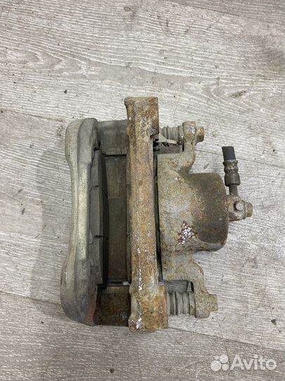 Суппорт тормозной передний левый Nissan Teana