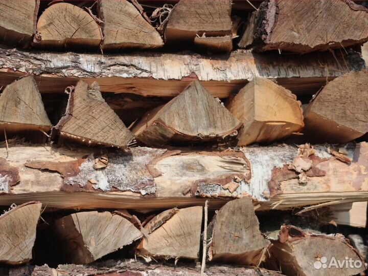 Колотые дрова чураки навалом