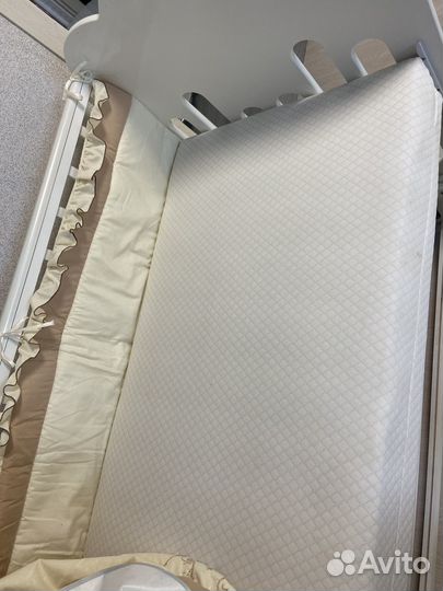 Детская кроватка с маятником и ящиком