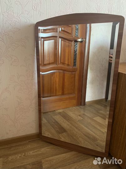Зеркало настенное в деревянной раме(новое)