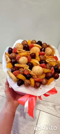 Букет из сухофруктов и орехов в шляпной коробке