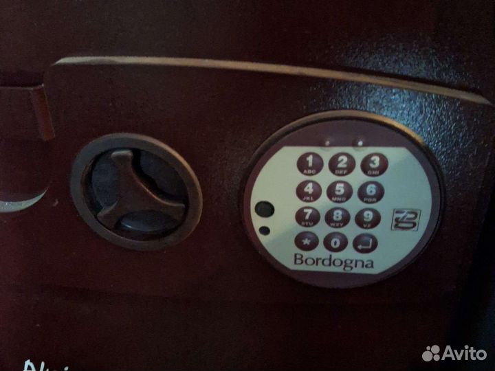 Сейф металлический