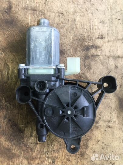 Моторчик стеклоподъемника переднего левого tiguan