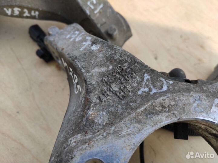 Кулак поворотный 1.3 1.4 1.6 Opel Astra J