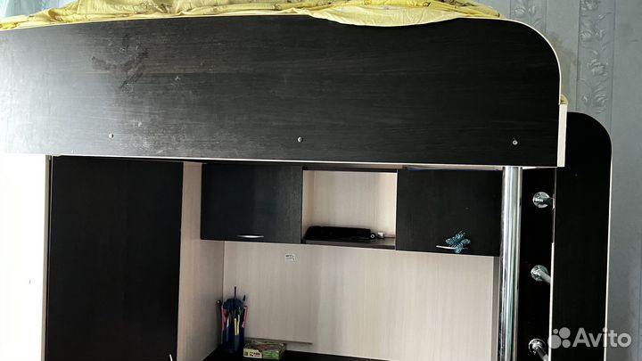 Детская кровать со столом и шкафом