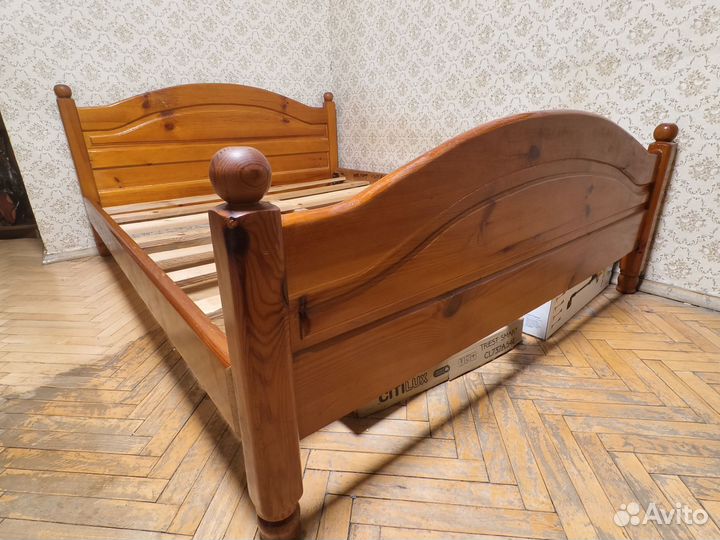 Кровать двуспальная массива дерева