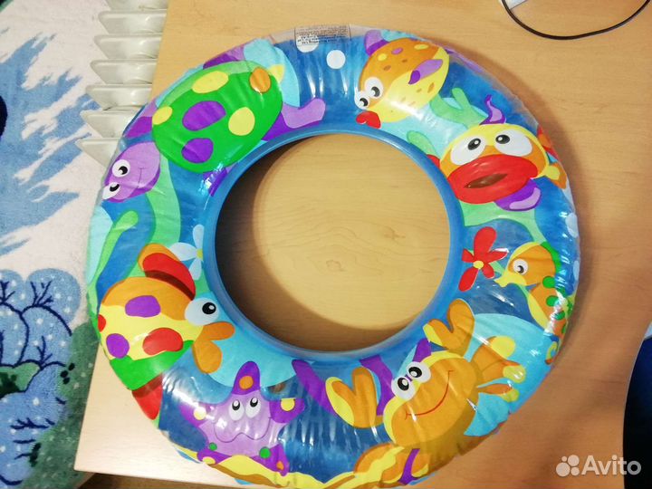 Надувной круг и детские нарукавники для плавания