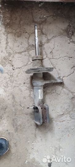 Левый амортизатор