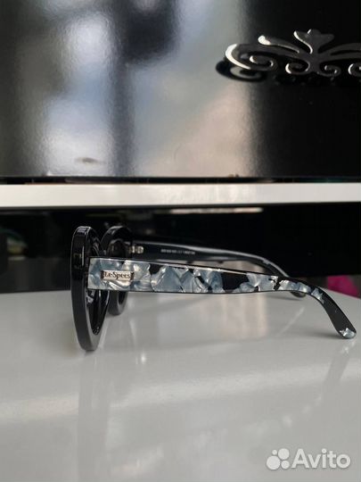 Очки солнцезащитные