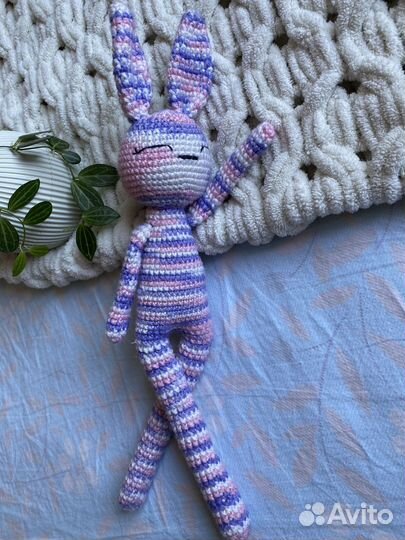 Подарочный набор Вязаная игрушка зайчик и пинетки