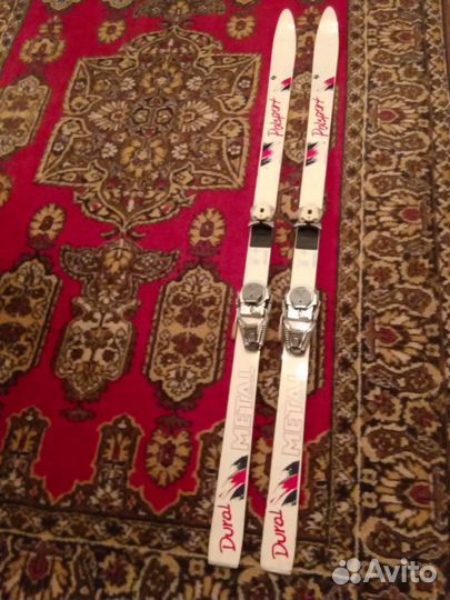 Классические горные лыжи с креплением