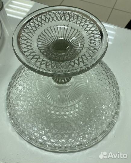 Старинная ваза на ножке