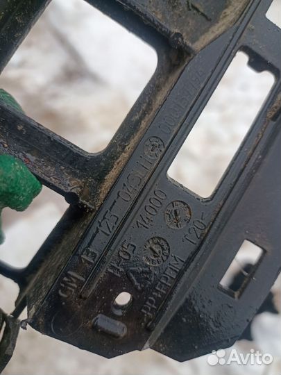 Левый кронштейн заднего бампера Opel Zafira B