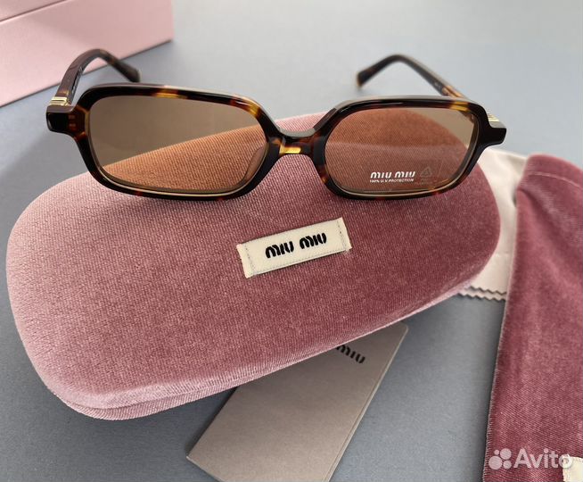 Солнцезащитные очки Miu Miu